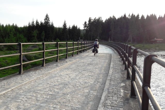 Přes hráz můžou turisté i cyklisté | foto: Šárka Škapiková,  Český rozhlas