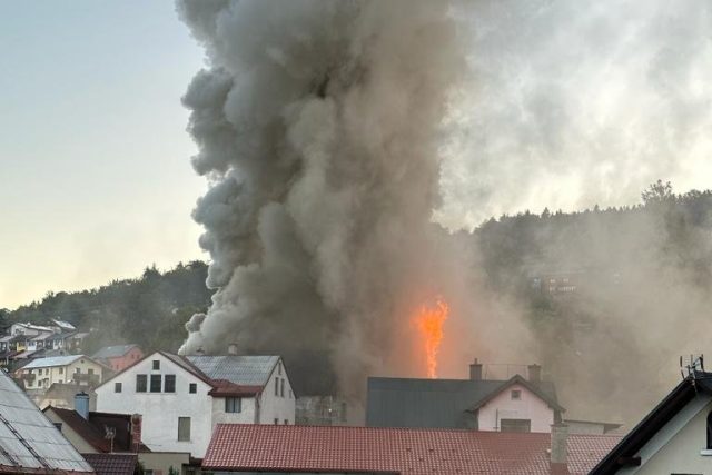 Požár se podařilo hasičům lokalizovat kolem poledne a zcela zlikvidovat zhruba o pět hodin později | foto:  HZS Libereckého kraje