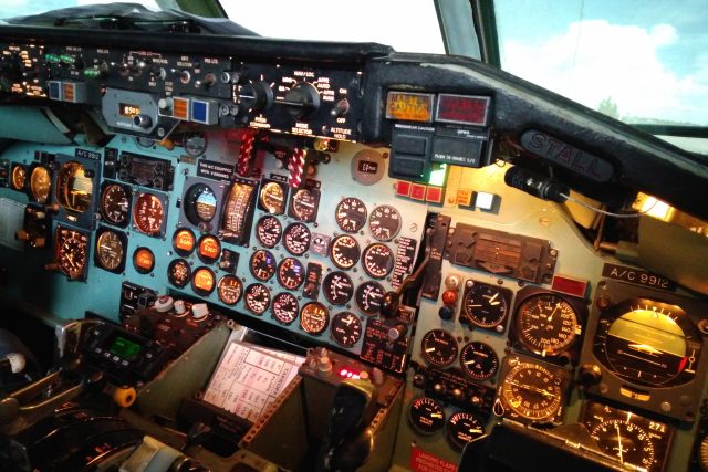 Kokpit simulátoru dopravního letadla DC-9,  který opravili členové spolku Real Simulator | foto: Eva Malá,  Český rozhlas