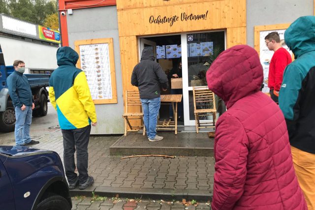Uzavřeny pro veřejnost jsou i kavárny. Jak dlouho vydrží bez většiny zákazníků? | foto: Lucie Fürstová,  Český rozhlas