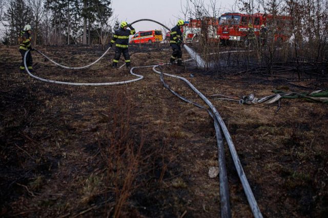 10 jednotek hasičů i policejní vrtulník likvidovalo na Náchodsku velký požár lesa | foto: HZS KHK/Michal Fanta