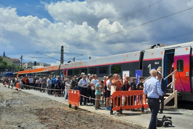Vysokorychlostní vlak si přijely do Prahy prohlédnout tisíce lidí | foto: Ivana Bernáthová,  Český rozhlas