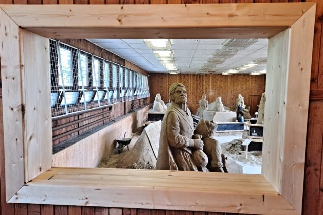 Výstavu obřích pískových soch a scenérií najdete v bývalé tělocvičně v parku dokského zámku | foto: Eva Malá,  Český rozhlas