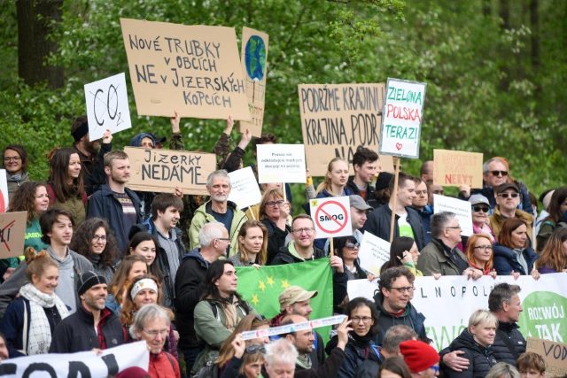 Stovky lidí z Česka,  Polska i Německa v neděli protestovaly proti rozšiřování těžby v dolu Turów | foto:  LausitzNews.de / Erik-Holm Langhof