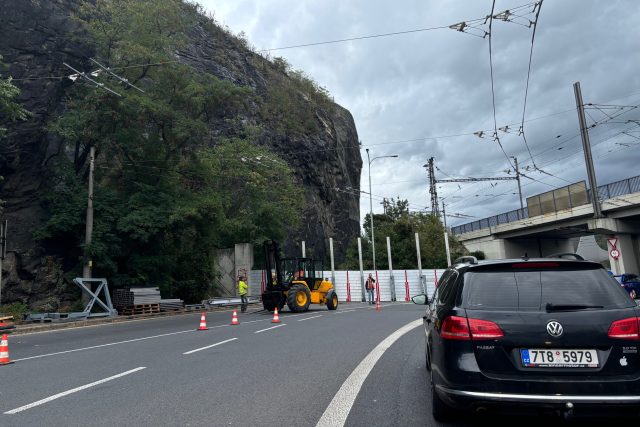 Křižovatku pod Mariánskou skálou mohou už teď řidiči projíždět směrem do a z města jen jedním pruhem | foto: Daniela Pilařová,  Český rozhlas