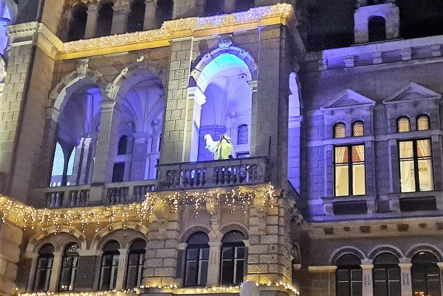 Po slavnostním rozsvícení vánočního stromu lidé sledovali živý „Vorloj“ na radnici | foto: Eva Malá,  Český rozhlas