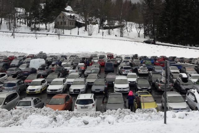 Všech 1500 parkovacích míst v Bedřichově bylo obsazených  (ilustrační snímek) | foto: Šárka Škapiková,  Český rozhlas