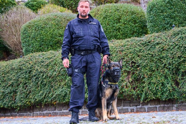 Městský policista a kynolog Milan Kozák a jeho pes K’nox | foto: Jaroslav Hoření,  Český rozhlas