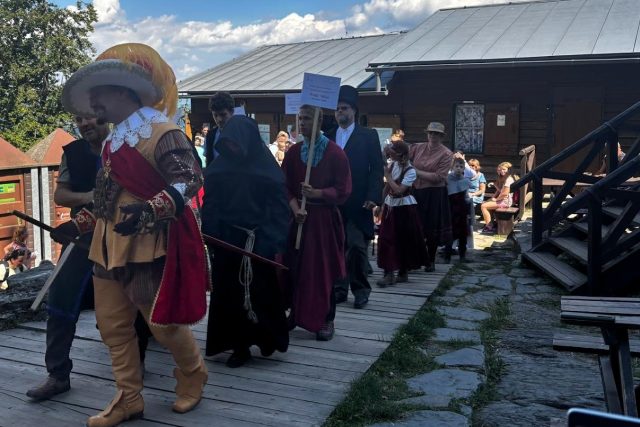 Součástí oslav na Bezdězu byl průvod na hrad | foto: Johana Tománková