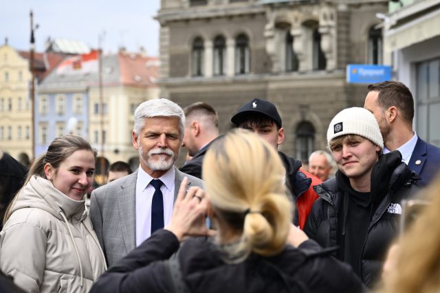 Prezident Petr Pavel se fotí s lidmi v Liberci při své návštěvě v Libereckém kraji,  26. dubna 2023 | foto: Radek Petrášek,  ČTK / Profimedia