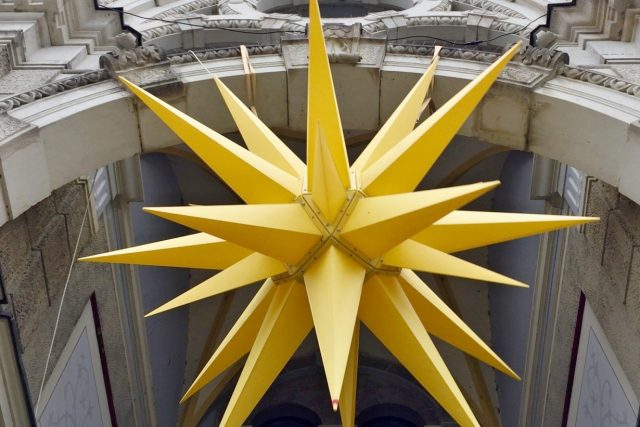 Ochranovská,  neboli herrnhutská hvězda v portále liberecké radnice | foto: Lucie Fürstová
