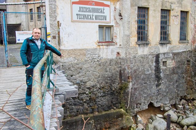 Pavel Šercl z Jizerskohorskéo technického muzea ukazuje podemleté základy budovy | foto: Jaroslav Hoření,  Český rozhlas