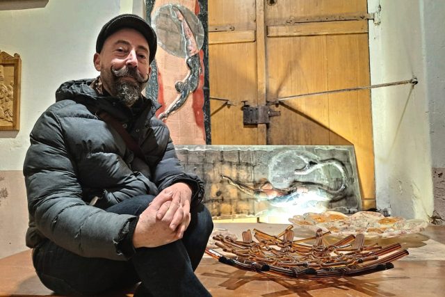 Sklářský výtvarník Ricardo Hoineff vystavuje v Křišťálovém chrámu | foto: Tomáš Mařas,  Český rozhlas