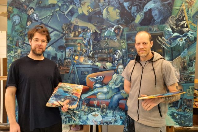 Zleva: Malíři Adam Windsor a Václav Kovář dokončují velkoformátový obraz s filmovou tematikou | foto: Tomáš Mařas,  Český rozhlas