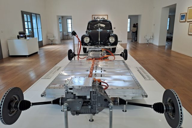 Ferdinand Porsche se proslavil jako automobilový konstruktér a tvůrce vozu Volkswagen zvaného Brouk - z expozice v Rodném domě Ferdinanda Porscheho ve Vratislavicích nad Nisou | foto: Jana Švecová,  Český rozhlas