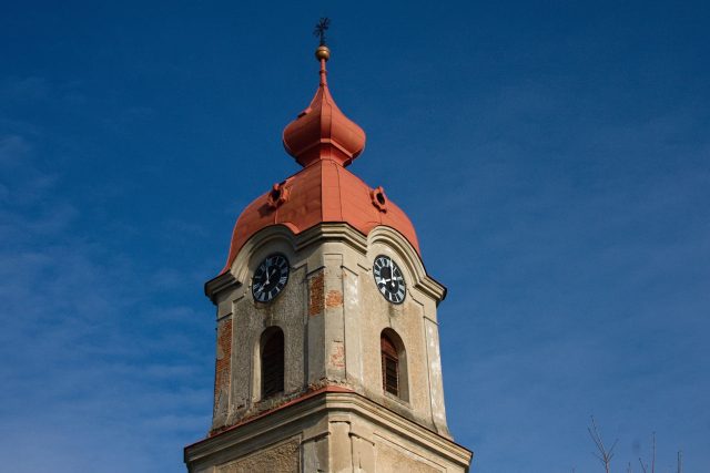 Kunratický kostel ukazuje už dlouhá léta stejný čas | foto: Jaroslav Hoření,  Český rozhlas