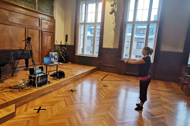 Výuka tance v dočasném televizním studiu,  původně koncertním sále | foto: Základní umělecká škola Jablonec nad Nisou