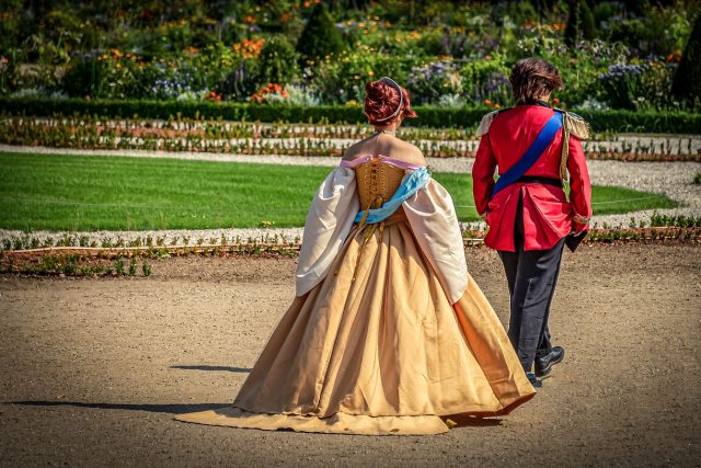 Princezna a princ v zámecké zahradě | foto: Pixabay,  Licence Pixabay