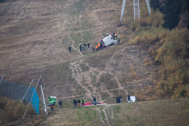 Krátce po poledni v neděli 31.10.2021 spadla jedna z kabin lanovky vedoucí k vysílači Ještěd | foto: Profimedia