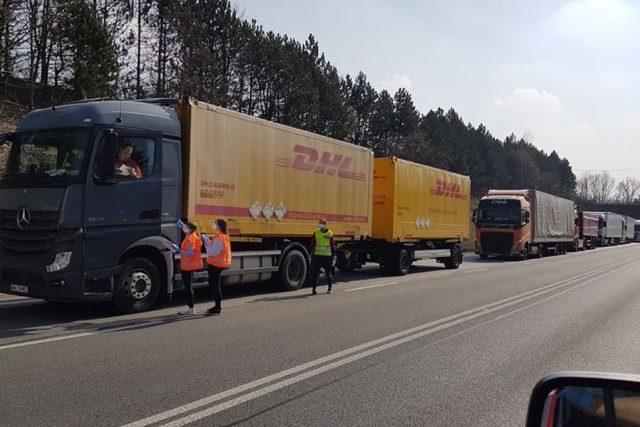 Rozdávají jídlo a pití řidičům kamionů v koloně před hranicí s Polskem | foto: Město Náchod