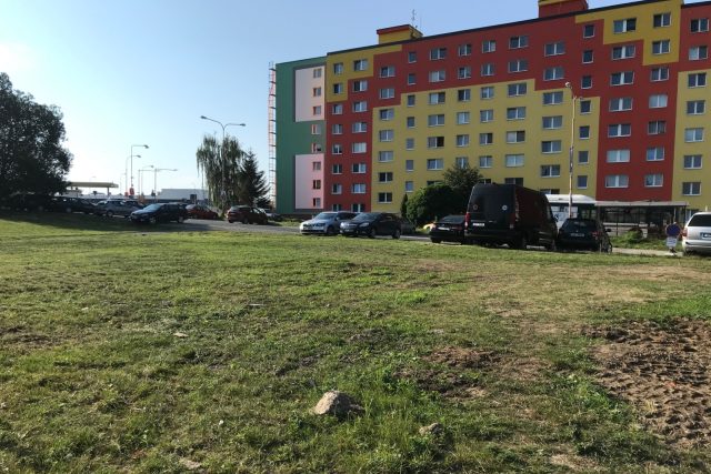 Asi 90metrový chodník má spojit sídliště Lada s nedalekými rodinnými domy | foto: Město Česká Lípa