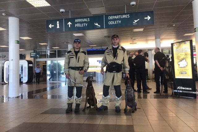 Václav Vančura  (vlevo) a Pavel Málek na letišti | foto: Hasičský záchranný sbor Libereckého kraje