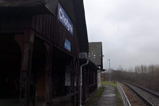 Chátrající budova nádraží v Chotyni | foto: Eva Malá,  Český rozhlas