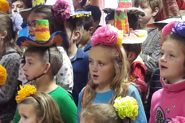 Školačky měly ve vlasech vyrobené papírové květiny,  jejich spolužáci si vzali papírová mexická sombrera | foto: Ivana Bernáthová,  Český rozhlas