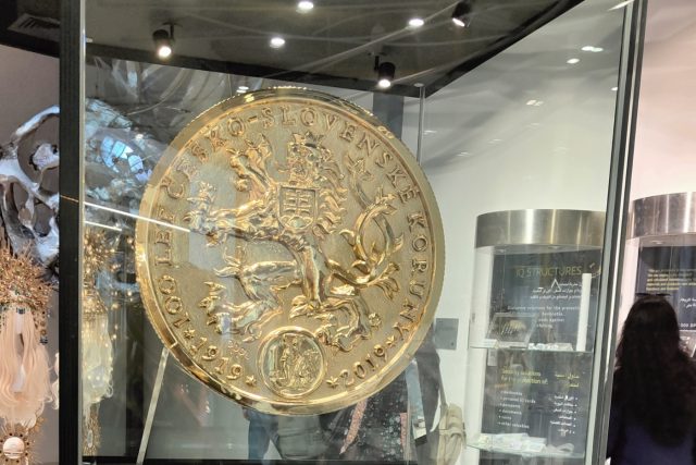 Největší zlatá mince na světě. Z expozice České mincovny na výstavě EXPO 2020 v Dubaji | foto: Ivana Bernáthová,  Český rozhlas