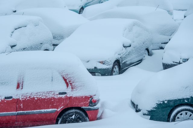 Přívaly sněhu v Jablonci nad Nisou zasypaly auta | foto:  Radek Petrášek / ČTK
