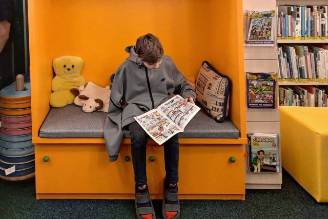 Pobočka liberecké knihovny v základní škole na sídlišti Kunratická seznamuje mladé čtenáře s literaturou i prostřednictvím komiksů | foto: Tomáš Mařas,  Český rozhlas