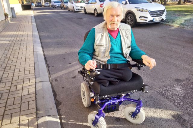 Díky darům lidí,  kteří přispěli jako Ježíškova vnoučata na Slevomatu,  má teď pan Jan elektrický vozík a je tak svobodnější co se pohybu týče | foto: Lucie Fürstová
