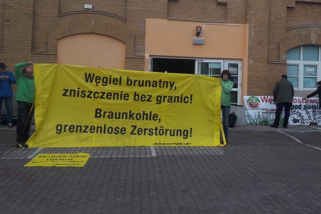 Lidé s transparenty proti rozšíření hnědouhelného dolu Turów | foto: Ivana Bernáthová,  Český rozhlas