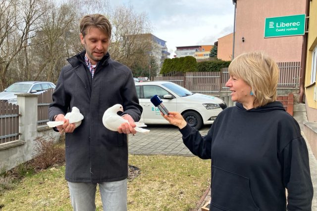 Chovatel Jakub Hušek se svými holuby při rozhovoru s moderátorkou Ivetou Kalátovou | foto: Petra Heiplíková,  Český rozhlas