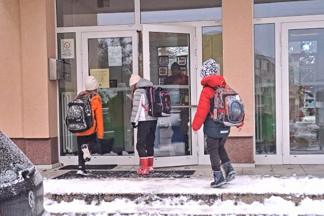 Do školy něpřišly nepedagogičtí pracovníci,  sníh tak neměl kdo uklidit | foto: Jana Švecová,  Český rozhlas