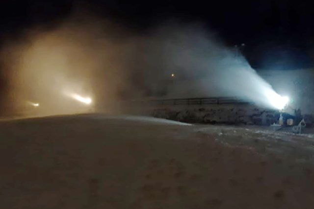 Správci běžeckých stop v Jizerských horách využili mrazivé noci a začali vyrábět do zásoby technický sníh | foto: Šárka Škapiková,  Český rozhlas