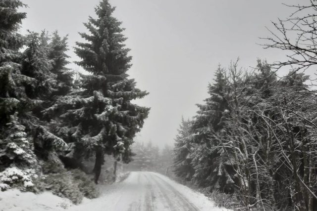 Silnice kolem přehrady Souš v zimě | foto: Šárka Škapiková,  Český rozhlas