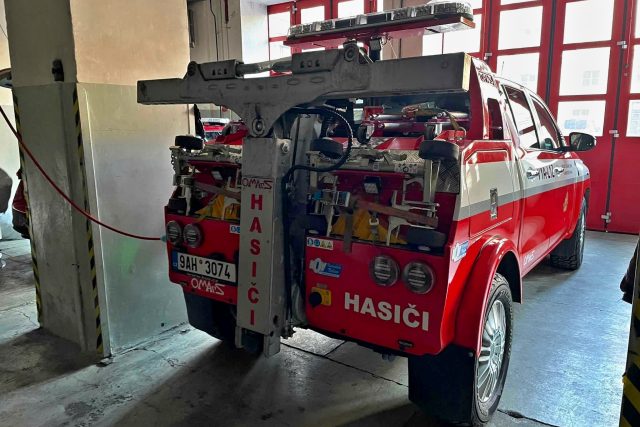 Pražští hasiči si postavili jako jediní v republice speciální vyprošťovací auto. Pomáhá jim mimo jiné s elektroauty | foto: Marie Veselá,  Český rozhlas