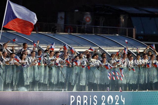 Čeští olympionici mávají vlajkami při zahájení olympiády | foto: Tingshu Wang,  Reuters