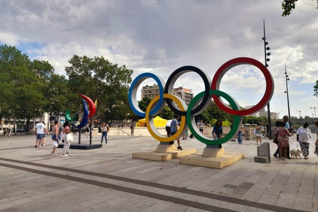 Olympijské kruhy na pařížském náměstí Bastille | foto: Jana Stuláková,  iROZHLAS.cz