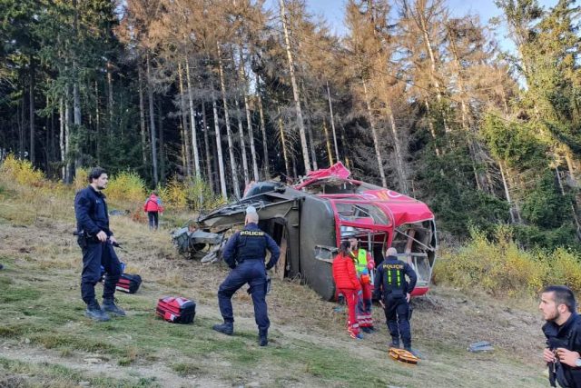 Ve spadlé kabině byl strojvedoucí,  který při neštěstí zemřel | foto: Lukáš Bendák