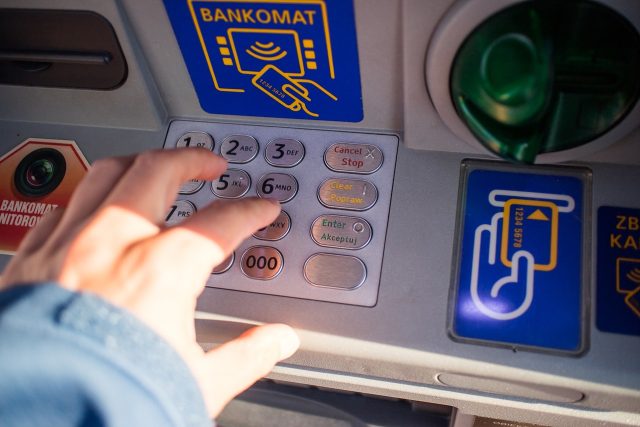Pozor hlavně na nestandardně fungující bankomaty. V případě podezření kontaktujte policii  (ilustrační snímek) | foto: Michal Jarmoluk,  Pixabay,  CC0 1.0