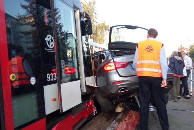Tramvaj se v pražských Strašnicích srazila s autem | foto: Pražská integrovaná doprava