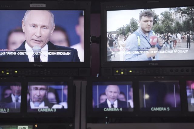 Film Zk*rvená práce zavede diváky do zákulisí nezávislé televizní stanice v Rusku TV Dožď | foto: Jeden svět