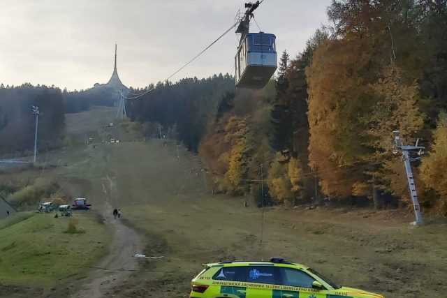 Jedna kabina lanovky na Ještěd pojme v běžném provozu až 35 lidí | foto: Policie České republiky