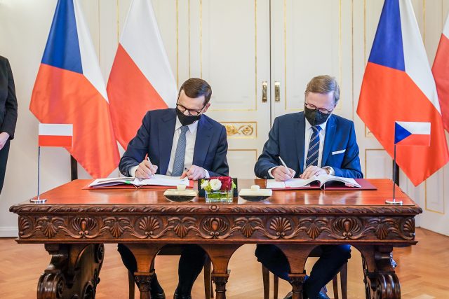 Polský premiér Mateusz Morawiecki a premiér Petr Fiala při podpisu dohody k Turówu | foto: Úřad vlády ČR