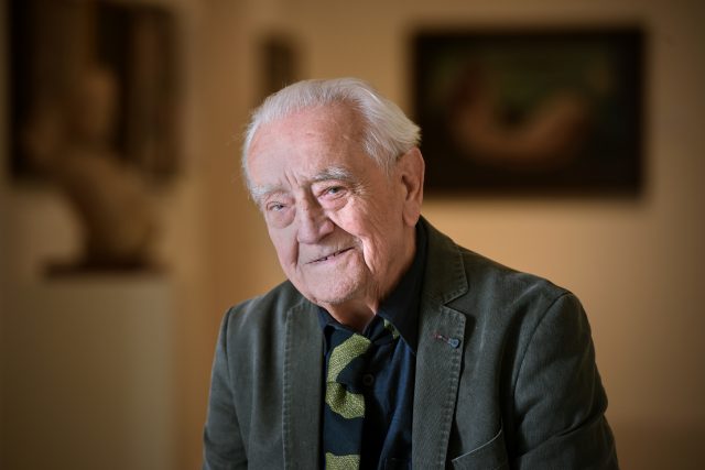 Ve věku 96 let zemřel významný sklářský výtvarník René Roubíček  (na snímku v roce 2015). | foto: Radek Petrášek,  ČTK