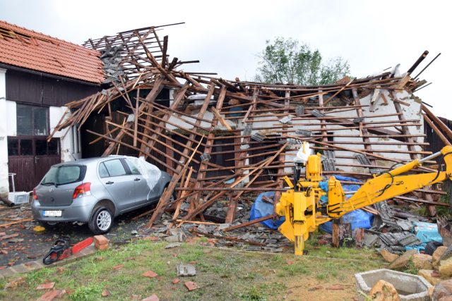 Obyvatelé Stebna u Kryr u Podbořan v lounském okrese sčítají škody po bouři | foto: Libor Zavoral,  ČTK