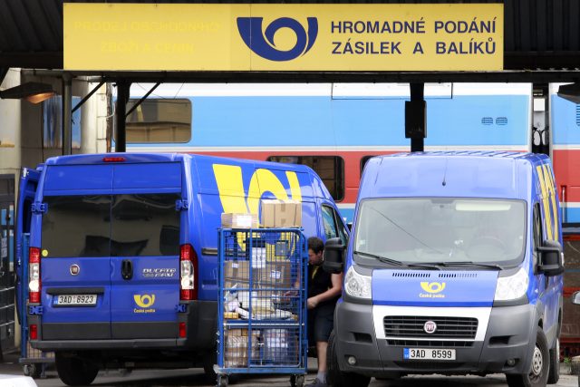 Česká pošta varuje před podvodníky,  kteří zneužívají její jméno,  aby z lidí vylákali jejich údaje  | foto: Profimedia
