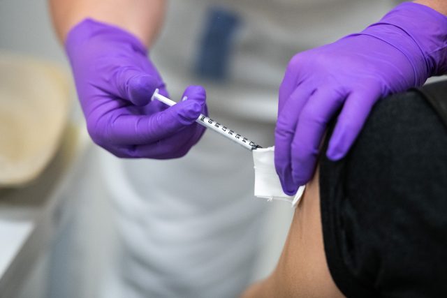 VZP nabízí očkování zaměstnanců přímo ve firmách  (ilustrační snímek) | foto: René Volfík,  iROZHLAS.cz